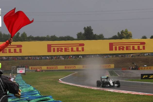 Hungarian Grand Prix, Hungaroring, Budapest 21 - 24 July 2016 23.07.2016 - Qualifying, Nico Rosberg (GER) Mercedes AMG F1 W07 Hybrid and the red flag 