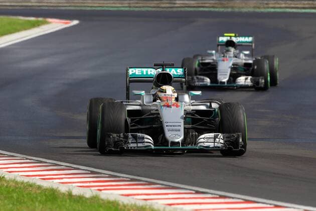 Hungarian Grand Prix, Hungaroring, Budapest 21 - 24 July 2016 23.07.2016 - Qualifying, Lewis Hamilton (GBR) Mercedes AMG F1 W07 Hybrid leads Nico Rosberg (GER) Mercedes AMG F1 W07 Hybrid 