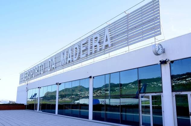 Bildnummer: 54778335 Datum: 30.12.2010 Copyright: imago Lindenthaler Funchal 30.12.10 Madeira Portugal - Flughafen Terrasse Wirtschaft Verkehr Luftfahrt kbdig xmk 2010 quer o0 Gebäude, Terminal Bildnummer 54778335 Date 30 12 2010 Copyright Imago Linden Thaler Funchal 30 12 10 Madeira Portugal Airport Terrace Economy Traffic Aviation Kbdig xmk 2010 horizontal o0 Building Terminal