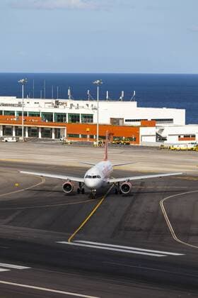 Portugal, Madeira, View of Airbus aeroplane at airport  AM000128 Portugal Madeira View of Airbus Airplane AT Airport  AM000128 model released Symbolfoto  imago 62357137