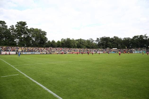 Freitag 08.07.2016, Saison 2016 2017, Vorbereitung des BVB Borussia Dortmund auf die 1. Bundesliga, Testspiel im Stimberg-Stadion Erkenschwick, Spvgg Erkenschwick - BVB Borussia Dortmund, Gegengerade voller BVB-Fans auf der Gegengerade