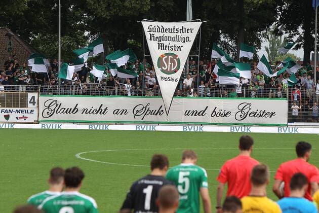 v.li.: Fans des 1. FC Schweinfurt 05 Fans zeigen Choreografie, Choreografie, Choreos, choreography, Spruchband mit der Aufschrift: Glaub nicht an Spuk und böse Geister und einen Meisterwimpel der Saison 1965 66 mit der Aufschrift Süddeutscher Regionalliga Meister SFV , Fussball, Regionalliga Bayern, 1. FC Schweinfurt 05 - SpVgg Baern Hof, xfsx