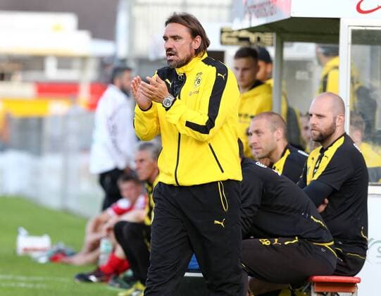 Freitag 01.07.2016, Saison 2016 2017, Vorbereitung des BVB II Borussia Dortmund auf die Regionalliga West, Testspiel in der Evora-Arena Hamm, Hammer SpVg - BVB Borussia Dortmund II 0:3, Trainer Daniel Farke (BVB II) treibt sein Team nach vorne