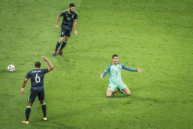 Lyon, Deutschland, 06.07.2016: Fußball UEFA Europameisterschaft 2016 - Halbfinale - EM 2016 - EM 2016 - Portugal - Wales. Christiano Ronaldo (Portugal) ist frustriert nach einem Zweikampf. Links Ashley Williams (Wales) und Joe Ledley (Wales)
