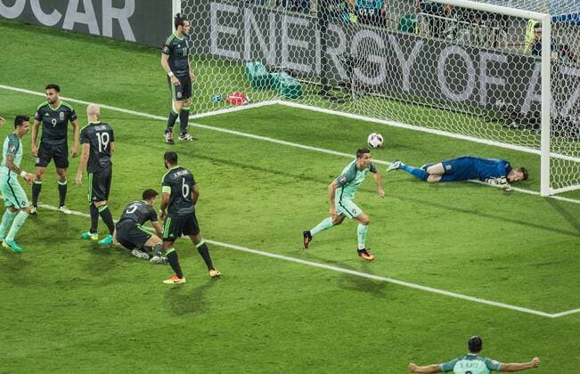 Lyon, Deutschland, 06.07.2016: Fußball UEFA Europameisterschaft 2016 - Halbfinale - EM 2016 - EM 2016 - Portugal - Wales. Tor 1:0. Torschütze Torschuetze Christiano Ronaldo (Portugal) jubelt. Rechts Torwart Wayne Hennessey (Wales) am Boden.