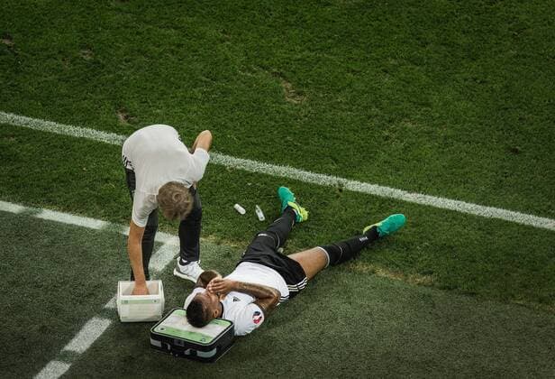 Marseille, Deutschland, 07.07.2016: Fußball UEFA Europameisterschaft 2016 - Halbfinale - EM 2016 - EM 2016 - Deutschland - Frankreich. Verletzung Jerome Boateng (Deutschland).