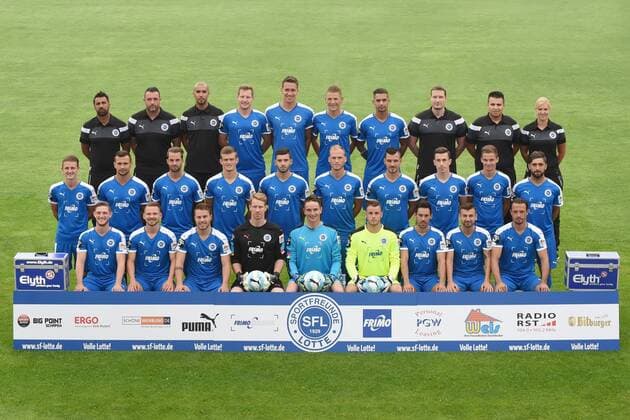 Fußball 3. Liga, Porträttermin 2016 2017, Mannschaftsfoto Sportfreunde Lotte am 23.07.2016 im FRIMO Stadion in Lotte Obere Reihe von links: Cheftrainer Ismail Atalan, Torwarttrainer Bastian Görrissen, Co-Trainer Joseph Laumann, Tim Wendel, Matthias Rahn, Marcel Kaffenberger, Luka Tankulic, Mannschaftsarzt Sebastian Klingebiel, Betreuer Can Özalp, Physiotherapeutin Melanie Hubert Mittlere Reihe von links: Nico Neidhart, Alexander Langlitz, Alexander Hettich, Dennis Engel, Dennis Brock, Gerrit Nauber, Bernd Rosinger, Phillipp Steinhart, Moritz Heyer, Semih Daglar Untere Reihe von links: Andre Dej, Kevin Freiberger, Nico Granatowski, David Buchholz, Benedikt Fernandez, Yannick Zummack, Tim Gorschlüter, Kevin Pires-Rodrigues, Benjamin Siegert mt