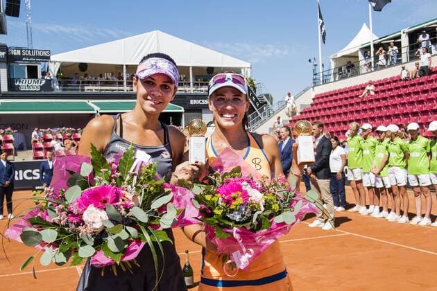 160724 Andreea Mitu, Rumänien och Alicja Rosolska, Polen jublar efter vinsten under finalen i dubbel under dag 8 av Swedish open den 24 juli 2016 i Bastad.  Copyright: MathildaxAhlberg BB160724MA007