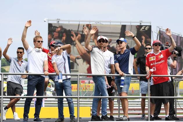 Formel 1, GP Ungarn, Fahrerparade Motorsports: FIA Formula One World Championship WM Weltmeisterschaft 2016, Grand Prix of Hungary, 6 Nico Rosberg (GER, Mercedes AMG Petronas Formula One Team), 19 Felipe Massa (BRA, Williams Martini Racing), 21 Esteban Gutierrez (MEX, Haas F1 Team), 9 Marcus Ericsson (SWE, Sauber F1 Team), 7 Kimi Raikkonen (FIN, Scuderia Ferrari), xHOCHxZWEIx
