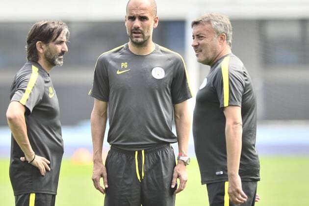 Bilder des Tages - SPORT Fußball, Manchester City - Training in Peking Head coach Pep Guardiola, center, of Manchester City talks with assistants during a training session for the Beijing match of the 2016 International Champions Cup China in Beijing, China, 24 July 2016. Manchester City train for 2016 International Champions Cup China  20160724_05341