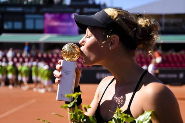 Tennis, Laura Siegemund gewinnt in Bastad ersten WTA-Titel 160724 Laura Siegemund, Tyskland jublar med pokalen efter finalen i dubbel under dag 8 av Swedish open den 24 juli 2016 i Bastad.  Copyright: MathildaxAhlberg BB160724MA025