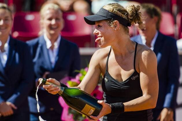 Tennis, Laura Siegemund gewinnt in Bastad ersten WTA-Titel 160724 Laura Siegemund, Tyskland jublar med champange efter vinsten under finalen under dag 8 av Swedish open den 24 juli 2016 i Bastad.  Copyright: MathildaxAhlberg BB160724MA027