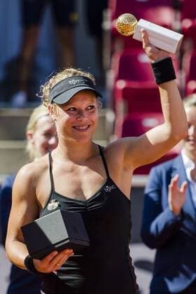 Tennis, Laura Siegemund gewinnt in Bastad ersten WTA-Titel 160724 Laura Siegemund, Tyskland jublar efter vinsten under finalen under dag 8 av Swedish open den 24 juli 2016 i Bastad.  Copyright: MathildaxAhlberg BB160724MA030