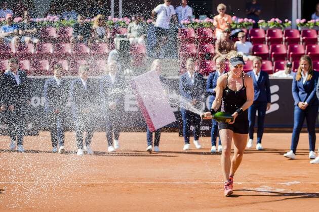 Bilder des Tages - SPORT Tennis, Laura Siegemund gewinnt in Bastad ersten WTA-Titel 160724 Laura Siegemund, Tyskland jublar med champange efter vinsten under finalen under dag 8 av Swedish open den 24 juli 2016 i Bastad.  Copyright: MathildaxAhlberg BB160724MA031