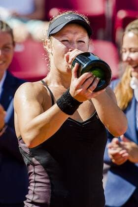 Tennis, Laura Siegemund gewinnt in Bastad ersten WTA-Titel 160724 Laura Siegemund, Tyskland dricker champange efter vinsten under finalen under dag 8 av Swedish open den 24 juli 2016 i Bastad.  Copyright: MathildaxAhlberg BB160724MA032