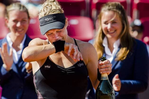 Tennis, Laura Siegemund gewinnt in Bastad ersten WTA-Titel 160724 Laura Siegemund, Tyskland grimaserar efter att ha drukigt champange efter vinsten under finalen under dag 8 av Swedish open den 24 juli 2016 i Bastad.  Copyright: MathildaxAhlberg BB160724MA036