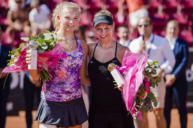 Tennis, Laura Siegemund gewinnt in Bastad ersten WTA-Titel 160724 Katerina Siniakova, Tjeckien och Laura Siegemund, Tyskland efter finalen under dag 8 av Swedish open den 24 juli 2016 i Bastad.  Copyright: MathildaxAhlberg BB160724MA043