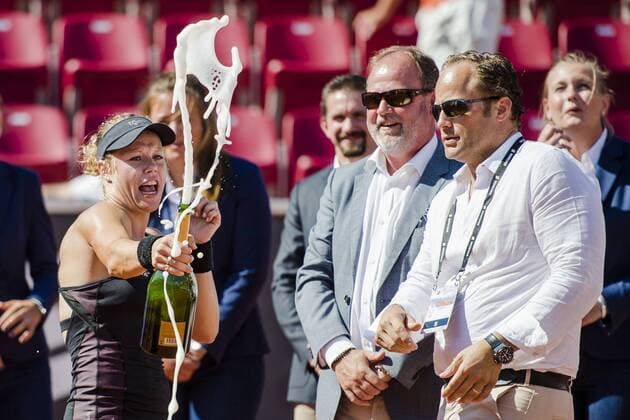 Bilder des Tages - SPORT Tennis, Laura Siegemund gewinnt in Bastad ersten WTA-Titel 160724 Laura Siegemund, Tyskland ryggar tillbaka när champangen öppnas under finalen under dag 8 av Swedish open den 24 juli 2016 i Bastad.  Copyright: MathildaxAhlberg BB160724MA045