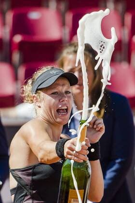 Tennis, Laura Siegemund gewinnt in Bastad ersten WTA-Titel 160724 Laura Siegemund, Tyskland ryggar tillbaka när champangen öppnas under finalen under dag 8 av Swedish open den 24 juli 2016 i Bastad.  Copyright: MathildaxAhlberg BB160724MA046