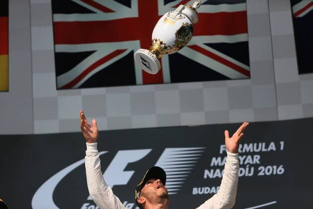 Formel 1, Lewis Hamilton gewinnt GP Ungarn 24.07.2016. The Hungaroring Mogyor& xf3;d, Hungary. Formula 1 grand prix of Hungary, Race Day. Mercedes AMG Petronas W07 Hybrid & x2013; Lewis Hamilton wins the Budapest GP and throws the trophy in the air in celebration xLeannexBoonx  ActionPlus11764948