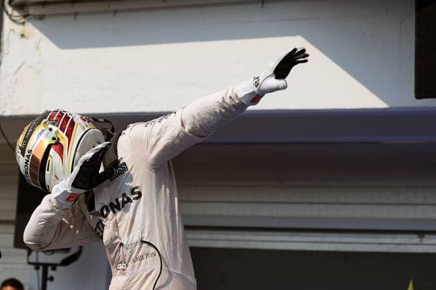 Formel 1, Lewis Hamilton gewinnt GP Ungarn 24.07.2016. The Hungaroring Mogyor& xf3;d, Hungary. Formula 1 grand prix of Hungary, Race Day. Mercedes AMG Petronas W07 Hybrid & x2013; Lewis Hamilton familiar Bolt stance on parc ferme as he wins the Budapest GP xLeannexBoonx  ActionPlus11764954