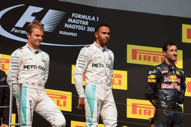 Formel 1, Lewis Hamilton gewinnt GP Ungarn 24.07.2016. The Hungaroring Mogyor& xf3;d, Hungary. Formula 1 grand prix of Hungary, Race Day. Podium shot as Mercedes AMG Petronas W07 Hybrid & x2013; Lewis Hamilton wins the Budapest GP followed by team mate Nico Rosberg in 2nd and Red Bull Racing driver Daniel Ricciardo in 3rd. xLeannexBoonx  ActionPlus11764961