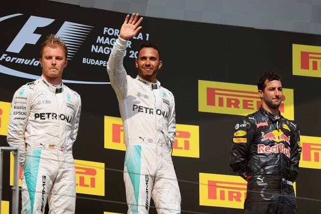 Formel 1, Lewis Hamilton gewinnt GP Ungarn 24.07.2016. The Hungaroring Mogyor& xf3;d, Hungary. Formula 1 grand prix of Hungary, Race Day. Podium shot as Mercedes AMG Petronas W07 Hybrid & x2013; Lewis Hamilton wins the Budapest GP followed by team mate Nico Rosberg in 2nd and Red Bull Racing driver Daniel Ricciardo in 3rd. xLeannexBoonx  ActionPlus11764964