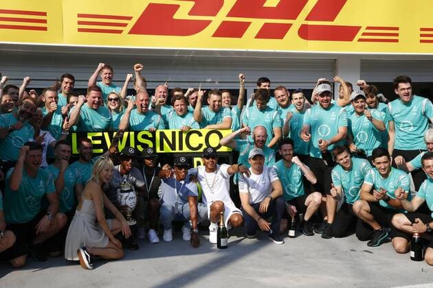 Bilder des Tages - SPORT Motorsports: FIA Formula One World Championship WM Weltmeisterschaft 2016, Grand Prix of Hungary, 44 Lewis Hamilton (GBR, Mercedes AMG Petronas Formula One Team), 6 Nico Rosberg (GER, Mercedes AMG Petronas Formula One Team), xHOCHxZWEIx