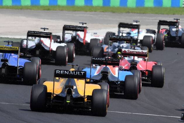 Motorsports: FIA Formula One World Championship WM Weltmeisterschaft 2016, Grand Prix of Hungary, 20 Kevin Magnussen (DEN, Renault Formula 1 Team), 94 Pascal Wehrlein (GER, Manor Racing F1 Team), start, mass, Masse, Menge, viele, many xHOCHxZWEIx