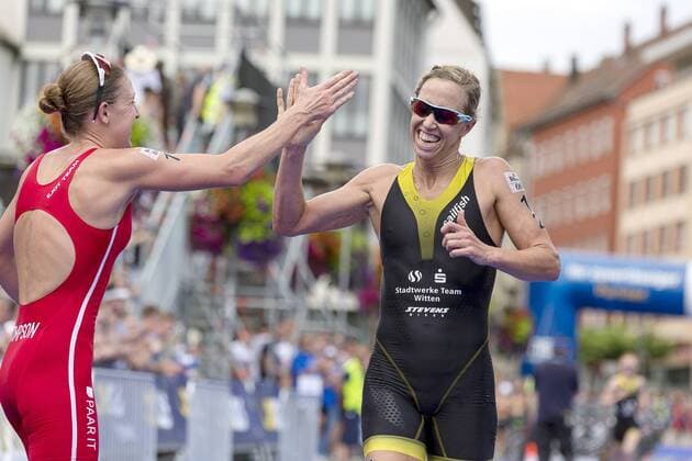 Siegerin, Jodie Stimpson (EJOT Team Buschnuetten) gratuliert, Lisa Norden (Stadtwerke Team Witten), 1. Bitburger 0,0% Triathlon-Bundesliga, Damen, Mey Generalbau Citytriathlon Tuebingen, DTU-Roadshow 2016, Deutsche Triathlon Union, 24.07.2016, Tuebingen Copyright: Walther Eibner-Pressefoto EP_SWR