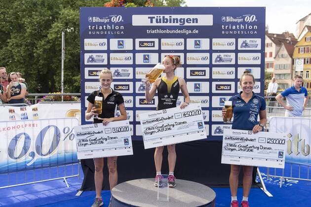 Gesamtsiegerin Charlotte McShane (Stadtwerke Team Witten) Siegerehrung, 1. Bitburger 0,0% Triathlon-Bundesliga, Mey Generalbau Citytriathlon Tuebingen, DTU-Roadshow 2016, Deutsche Triathlon Union, 24.07.2016, Tuebingen Copyright: Walther Eibner-Pressefoto EP_SWR