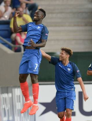 Bilder des Tages - SPORT 24.07.2016, xmhx, Fussball EM 2016 U19 Finale, Italien - Frankreich, emspor v.l. Jean-Kevin Augustin (Frankreich) erzielt ein Tor, Goal scored, Amine Harit (Frankreich) Sinsheim