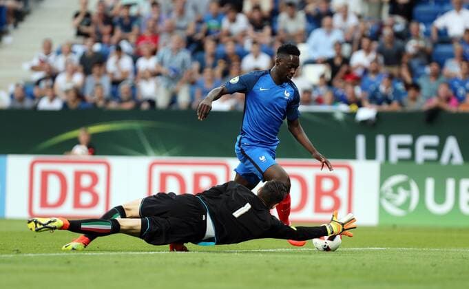 Bilder des Tages - SPORT Fußball, U19 EM, Finale, Italien - Frankreich UEFA U19 EM Finale Frankreich - Italien Deutschland, Sinsheim, 24.07.2016, Fussball, UEFA U19 EM Finale in Sinsheim, Frankreich - Italien: v.l. Alex Meret (Italien), Jean-Kevin Augustin (Frankreich); Tor 1:0 Augustin.