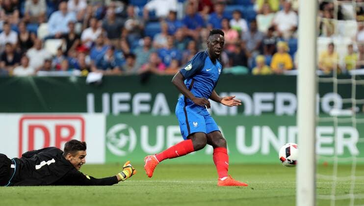 Fußball, U19 EM, Finale, Italien - Frankreich UEFA U19 EM Finale Frankreich - Italien Deutschland, Sinsheim, 24.07.2016, Fussball, UEFA U19 EM Finale in Sinsheim, Frankreich - Italien: v.l. Alex Meret (Italien), Jean-Kevin Augustin (Frankreich); Tor 1:0 Augustin.