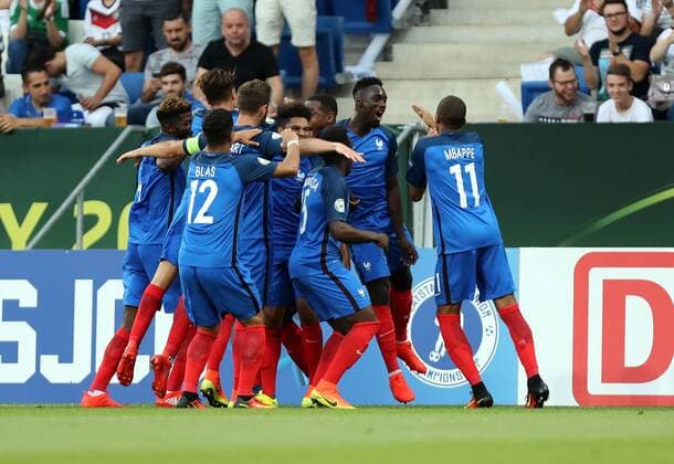 Fußball, U19 EM, Finale, Italien - Frankreich UEFA U19 EM Finale Frankreich - Italien Deutschland, Sinsheim, 24.07.2016, Fussball, UEFA U19 EM Finale in Sinsheim, Frankreich - Italien: Jubel Frankreich Tor 1:0 Jean-Kevin Augustin (2. v.r.).
