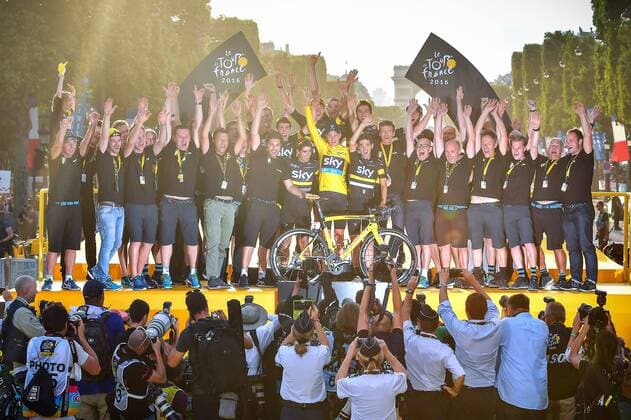 Bilder des Tages - SPORT Tour de France, Siegerehrung Gesamtwertungen British Chris Froome of Team Sky and Team Sky riders celebrate on the podium after winning the 21st and last stage of the 103rd edition of the Tour de France cycling race, 113 km from Chantilly to the Champs-Elysees in Paris, France, on Sunday 24 July 2016. This year s Tour de France takes place from July 2nd to July 24th. DAVIDxSTOCKMAN  x04898228x