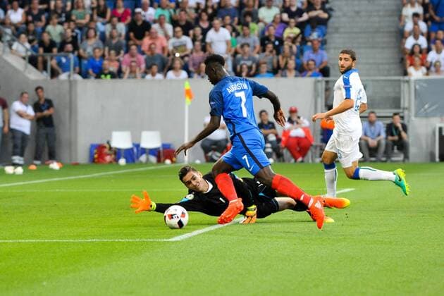 GER, UEFA U19 2016, Finale, Frankreich (FRA) vs Italien (ITA) 24.07.2016, Rhein-Neckar-Arena, Sinsheim, GER, UEFA U19 EURO 2016, Finale, France (FRA) vs Italy (ITA), picture shows im Bild: Jean-Kevin Augustin ( 7, Frankreich France (FRA)) auf dem Weg zum Tor zum 1:0, setzt sich gegen Mauro Coppolaro ( 15, Italien Italy (ITA) und Filippo Romagna ( 5, Italien Italy (ITA) durch und verlaedt Alex Meret ( 1, Italien Italy (ITA) Foto © nordphoto Fabisch nordphotox xFabisch