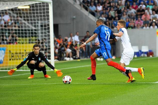 GER, UEFA U19 2016, Finale, Frankreich (FRA) vs Italien (ITA) 24.07.2016, Rhein-Neckar-Arena, Sinsheim, GER, UEFA U19 EURO 2016, Finale, France (FRA) vs Italy (ITA), picture shows im Bild: Kylian Mbappe ( 11, Frankreich France (FRA)) gegen Filippo Romagna ( 5, Italien Italy (ITA) Foto © nordphoto Fabisch nordphotox xFabisch