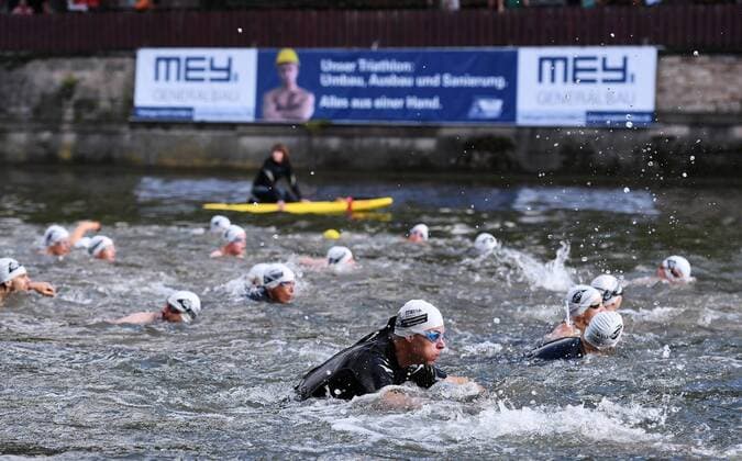 Bilder des Tages - SPORT Triathlon 24.07.2016 2. Mey Generalbau Citytriathlon Tuebingen 2016 Schnupperdistanz, Start Schwimmen 