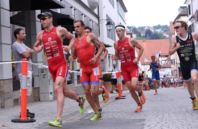 Triathlon 24.07.2016 2. Mey Generalbau Citytriathlon Tuebingen 2016 1. Bundesliga, Maenner, Fuehrungsgruppe Laufen; Steffen Justus (TV Buschhuetten), David Castro (MRRC Triathlon Team) und Sieger Sven Riederer (v.li, Schweiz, TV Buschhuetten) 