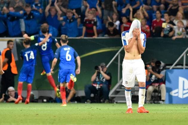 GER, UEFA U19 2016, Finale, Frankreich (FRA) vs Italien (ITA) 24.07.2016, Rhein-Neckar-Arena, Sinsheim, GER, UEFA U19 EURO 2016, Finale, France (FRA) vs Italy (ITA), picture shows im Bild: Hinten jubelt Frankreich ueber das Tor zum 3:0 durch Lucas Tousart ( 8, Frankreich France (FRA)), vorne ist der Frust und die Enttaeuschung bei Italiens Manuel Locatelli ( 6, Italien Italy (ITA) gross Foto © nordphoto Fabisch nordphotox xFabisch