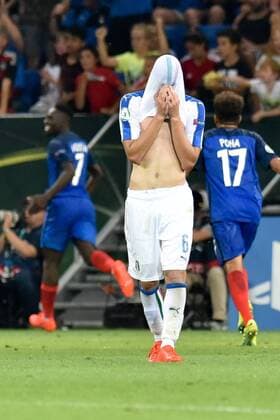 Fußball, U19 EM, Finale, Italien - Frankreich GER, UEFA U19 2016, Finale, Frankreich (FRA) vs Italien (ITA) 24.07.2016, Rhein-Neckar-Arena, Sinsheim, GER, UEFA U19 EURO 2016, Finale, France (FRA) vs Italy (ITA), picture shows im Bild: Hinten jubelt Frankreich ueber das Tor zum 3:0 durch Lucas Tousart ( 8, Frankreich France (FRA)), vorne ist der Frust und die Enttaeuschung bei Italiens Manuel Locatelli ( 6, Italien Italy (ITA) gross Foto © nordphoto Fabisch nordphotox xFabisch