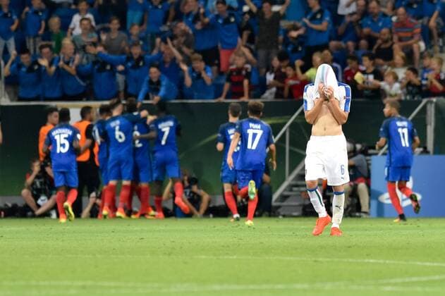 Bilder des Tages - SPORT Fußball, U19 EM, Finale, Italien - Frankreich GER, UEFA U19 2016, Finale, Frankreich (FRA) vs Italien (ITA) 24.07.2016, Rhein-Neckar-Arena, Sinsheim, GER, UEFA U19 EURO 2016, Finale, France (FRA) vs Italy (ITA), picture shows im Bild: Hinten jubelt Frankreich ueber das Tor zum 3:0 durch Lucas Tousart ( 8, Frankreich France (FRA)), vorne ist der Frust und die Enttaeuschung bei Italiens Manuel Locatelli ( 6, Italien Italy (ITA) gross Foto © nordphoto Fabisch nordphotox xFabisch