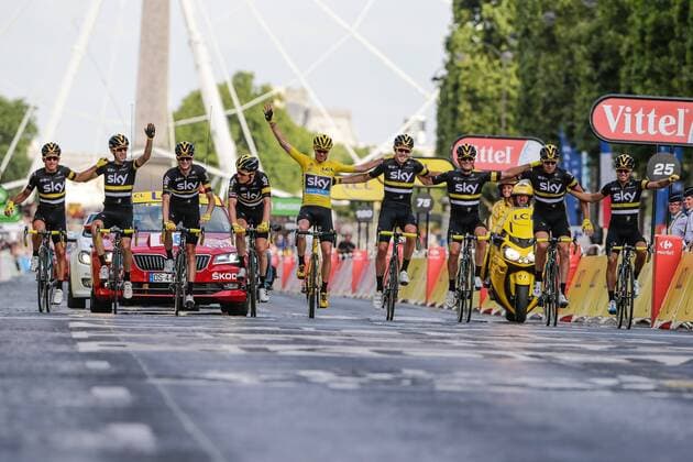 Tour de France, Chris Froome gewinnt Gesamtwertung PARIS, FRANCE - JULY 24 : Team SKY with winner of the yellow jersey in the middle FROOME Christopher (GBR) Rider of TEAM SKY crossing the finish line at the Avenue des Champs-¦lysEÌ€es during stage 21 and final stage of the 2016 Tour de France a 113 km stage between Chantilly and Paris Champs-Elysees, on July 24, 2016 in Paris, France , 24 07 2016 CYCLISME : Tour de France - Etape 21 - Chantilly to Paris - 24 07 2016 photoNEWS PANORAMIC  -