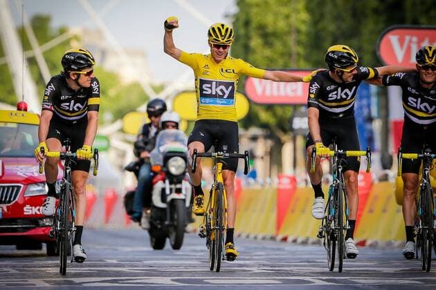 Tour de France, Chris Froome gewinnt Gesamtwertung PARIS, FRANCE - JULY 24 : Team SKY with winner of the yellow jersey in the middle FROOME Christopher (GBR) Rider of TEAM SKY crossing the finish line at the Avenue des Champs-¦lysEÌ€es during stage 21 and final stage of the 2016 Tour de France a 113 km stage between Chantilly and Paris Champs-Elysees, on July 24, 2016 in Paris, France , 24 07 2016 CYCLISME : Tour de France - Etape 21 - Chantilly to Paris - 24 07 2016 photoNEWS PANORAMIC  -