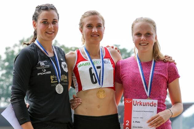 73. Deutsche U23 Meisterschaften; Bochum-Wattenscheid, 24.07.2016 Siegerehrung 1500m Juniorinnen: Christine Gess (LG Stadtwerke Muenchen), Caterina Granz (LG Nord Berlin), Ariane Ballner (SC Roennau 74) (v.l.); 73. Deutsche U23 Meisterschaften am 24.07.2016 im Lohrheide-Stadion, Bochum-Wattenscheid (Nordrhein-Westfalen). xdfx