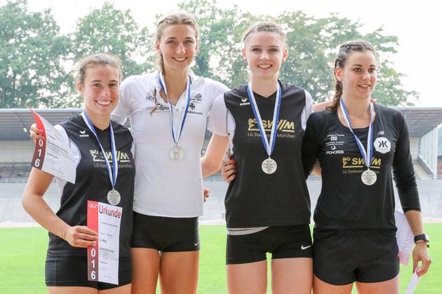73. Deutsche U23 Meisterschaften; Bochum-Wattenscheid, 24.07.2016 Siegerehrung 4x400m Juniorinnen, 2.Platz: LG Stadtwerke Muenchen mit Sina Heubel (LG Stadtwerke Muenchen), Christina Hering (LG Stadtwerke Muenchen), Louisa Rieger (LG Stadtwerke Muenchen), Christine Gess (LG Stadtwerke Muenchen) (v.l.); 73. Deutsche U23 Meisterschaften am 24.07.2016 im Lohrheide-Stadion, Bochum-Wattenscheid (Nordrhein-Westfalen). xdfx