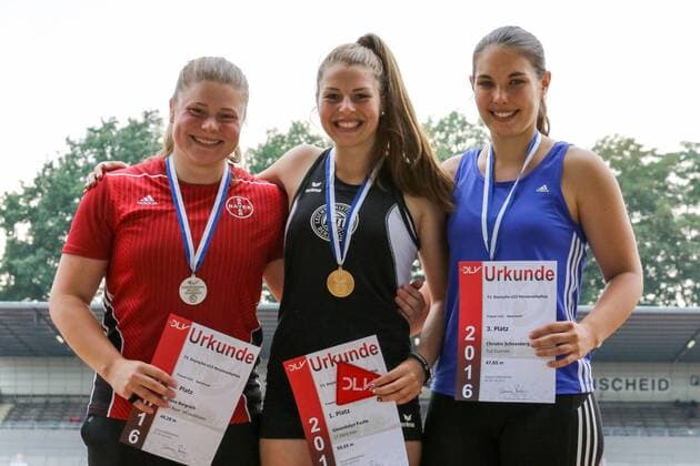 73. Deutsche U23 Meisterschaften; Bochum-Wattenscheid, 24.07.2016 Siegerehrung Speerwurf Juniorinnen: Dana Bergrath (TSV Bayer 04 Leverkusen), Gwendolyn Fuchs (LT DSHS Koeln), Christin Schneeberger (TuS Duchroth) (v.l.); 73. Deutsche U23 Meisterschaften am 24.07.2016 im Lohrheide-Stadion, Bochum-Wattenscheid (Nordrhein-Westfalen). xdfx
