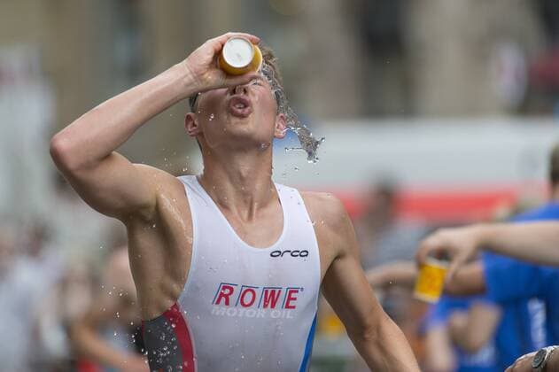 Beim Trinken, 1. Bitburger 0,0% Triathlon-Bundesliga, Herren, Mey Generalbau Citytriathlon Tuebingen, DTU-Roadshow 2016, Deutsche Triathlon Union, 24.07.2016, Tuebingen Copyright: Walther Eibner-Pressefoto EP_SWR