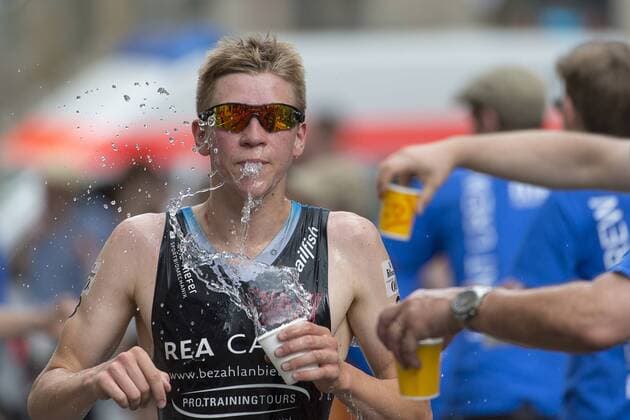 Beim Trinken, 1. Bitburger 0,0% Triathlon-Bundesliga, Herren, Mey Generalbau Citytriathlon Tuebingen, DTU-Roadshow 2016, Deutsche Triathlon Union, 24.07.2016, Tuebingen Copyright: Walther Eibner-Pressefoto EP_SWR